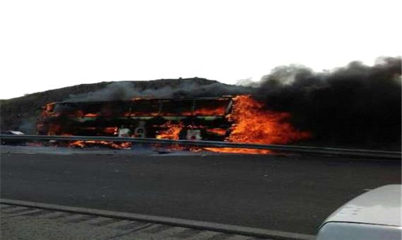 برخورد يک دستگاه اتوبوس با گاردريل در آزادراه قم – تهران منجربه آتش سوزي اتوبوس شد