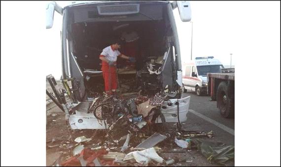 تصادف اتوبوس با تریلی 2 کشته و 27 مجروح برجا گذاشت/ اسامی مصدومان